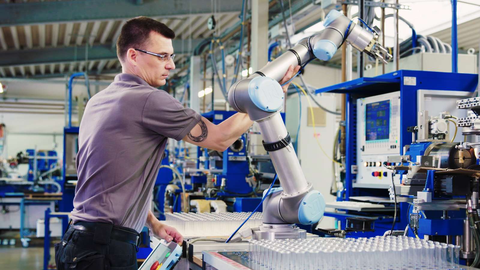 kollaborierende-roboter-cobots-schweiz UR Roboter bei Hofmann Glasröhren
