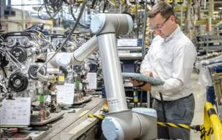 UR Roboter wird in der Produktion eingesetzt