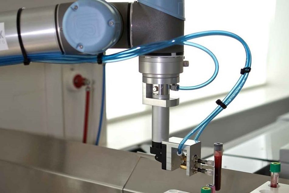Pharma-2 cobots sortieren röhrchen im Krankenhaus