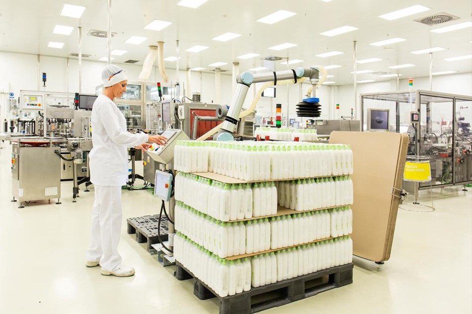 Pharma-3 cobots palletize in the pharmaceutical industry