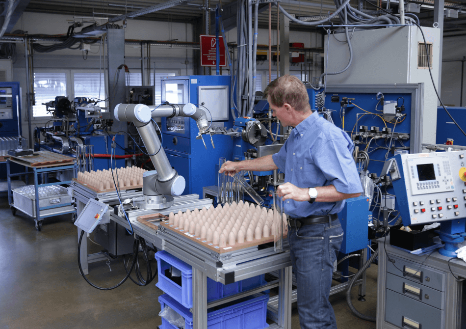 mobiler-cobot-bei-hofmann mann bei der arbeit mit cobot