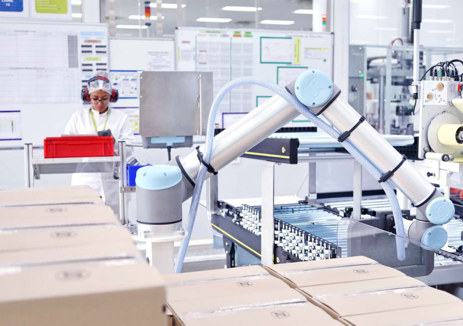 palletizing cobot in use