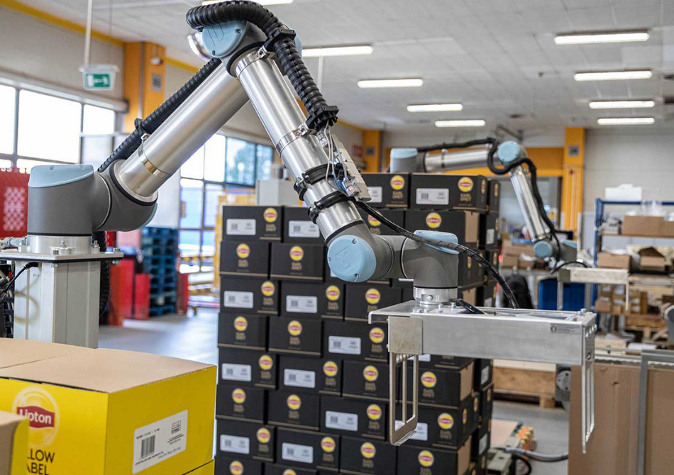 palettiercobot-mit-greifer-im-einsatz palettiercobot mit greifer im einsatz