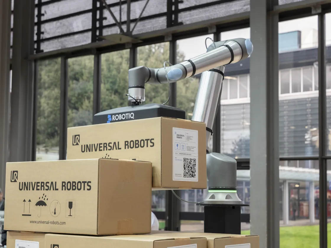 Universal Robots UR15 palletizing